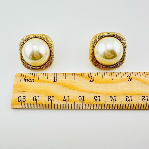 Vintage Christian Dior Cabochon Faux Pearl Textured Gold Plated Earrings - Rare - Picture 8 of 8